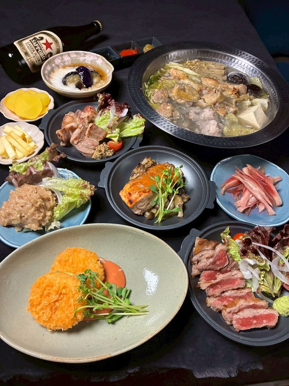 鍋を中心にした、一品料理の並ぶコース