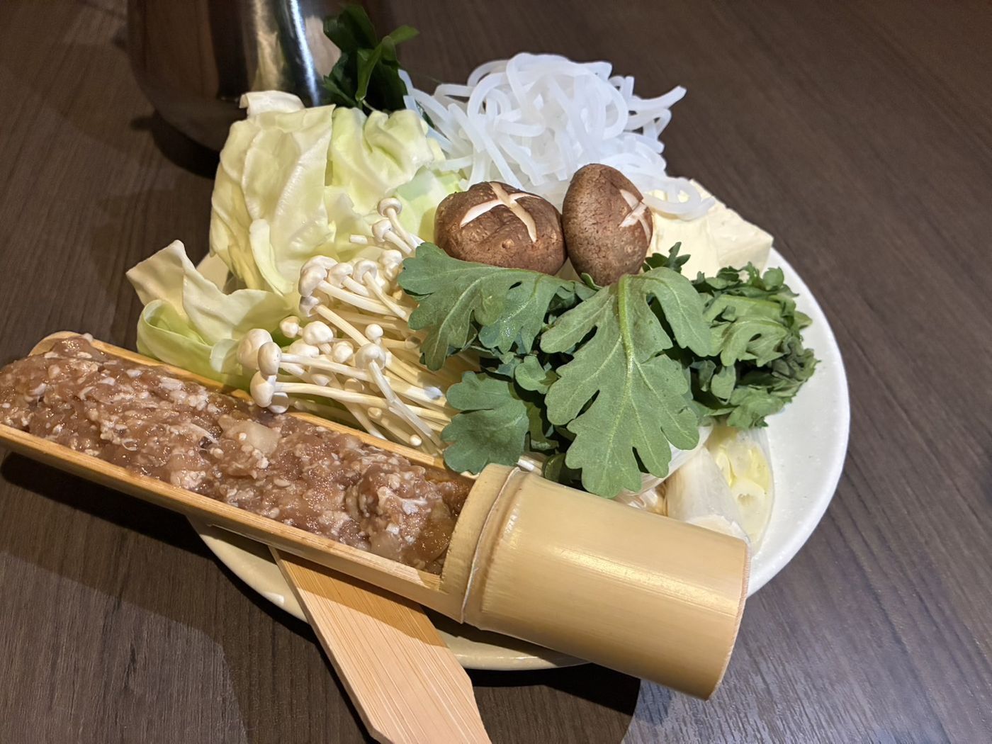 鍋に添える季節の野菜と、竹の器に盛った鶏つみれ
