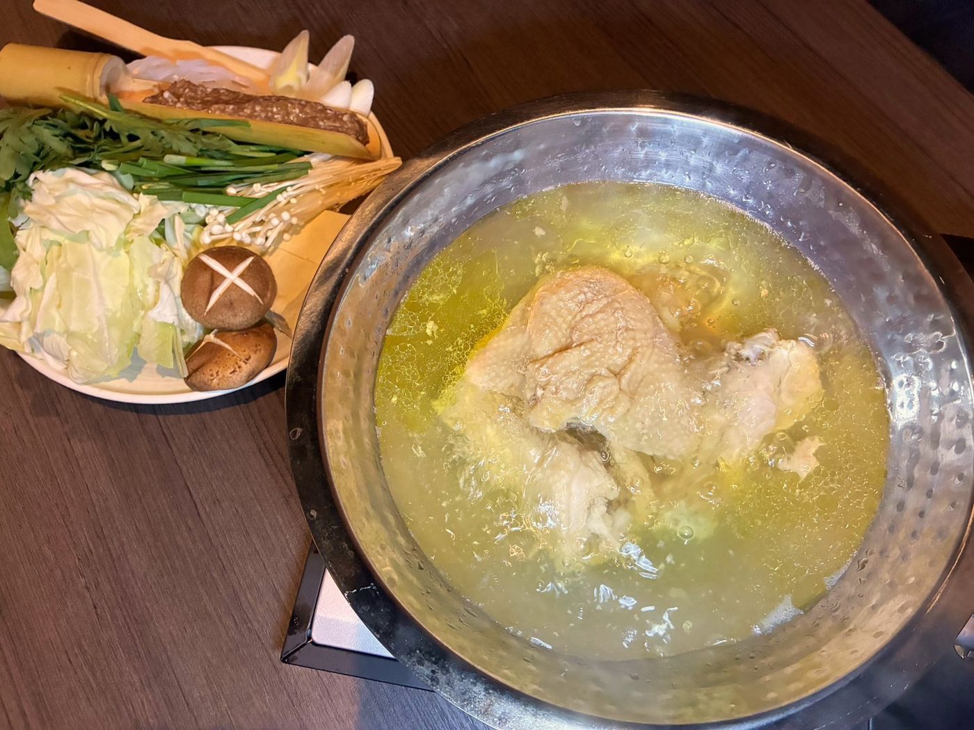 澄んだスープで炊きあがる阿波水炊きの鍋